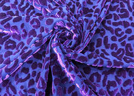 220GSM 94% โพลีเอสเตอร์ออกผ้ากำมะหยี่สำหรับพิมพ์เสือดาวสีม่วงเสื้อผ้า